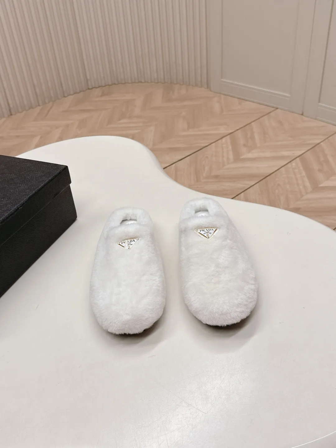 👟👟Ex-factory price 520👟👟 Prada prada25 autumn and winter furry slippers series, half-slip wool slippers, classic triangle buckle, comfortable, cute, cute, fashionable, elegant and versatile, the wool is comfortable and soft, awakening the warmth of autumn and winter. Let you walk comfortably from morning to night. Pair it with socks to easily cope with the changing seasons. Wool, sheep pattern lining, original outsole! 35-40 yards